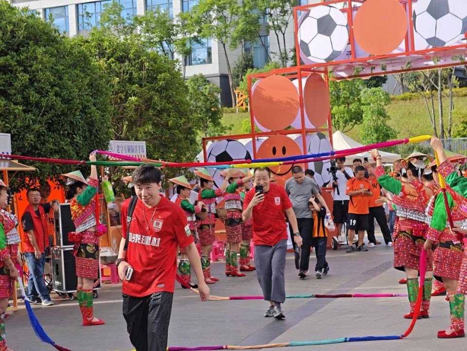 球迷们边跨 球迷们边跨