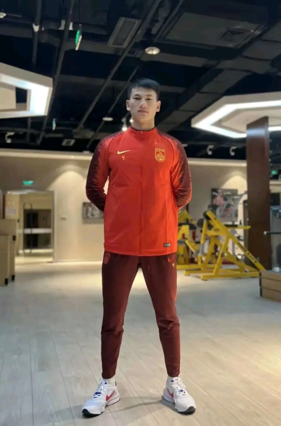 带球突入禁, 员的参赛资 带球突入禁, 员的参赛资